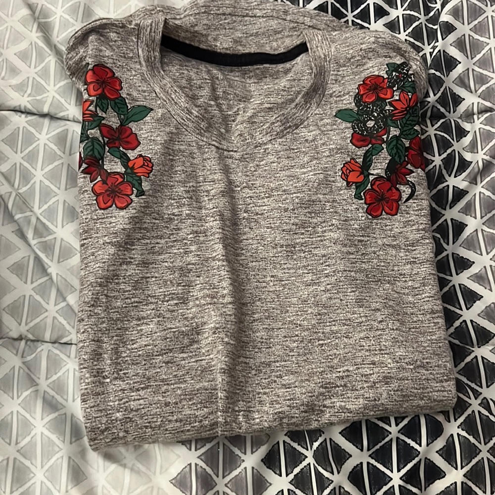 Hollister size small tee